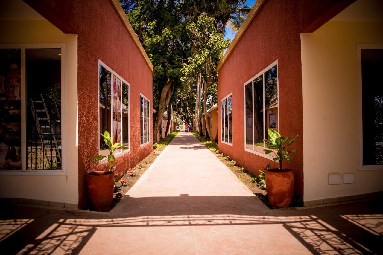 Tropic Garden Hotel Bakau Exterior foto