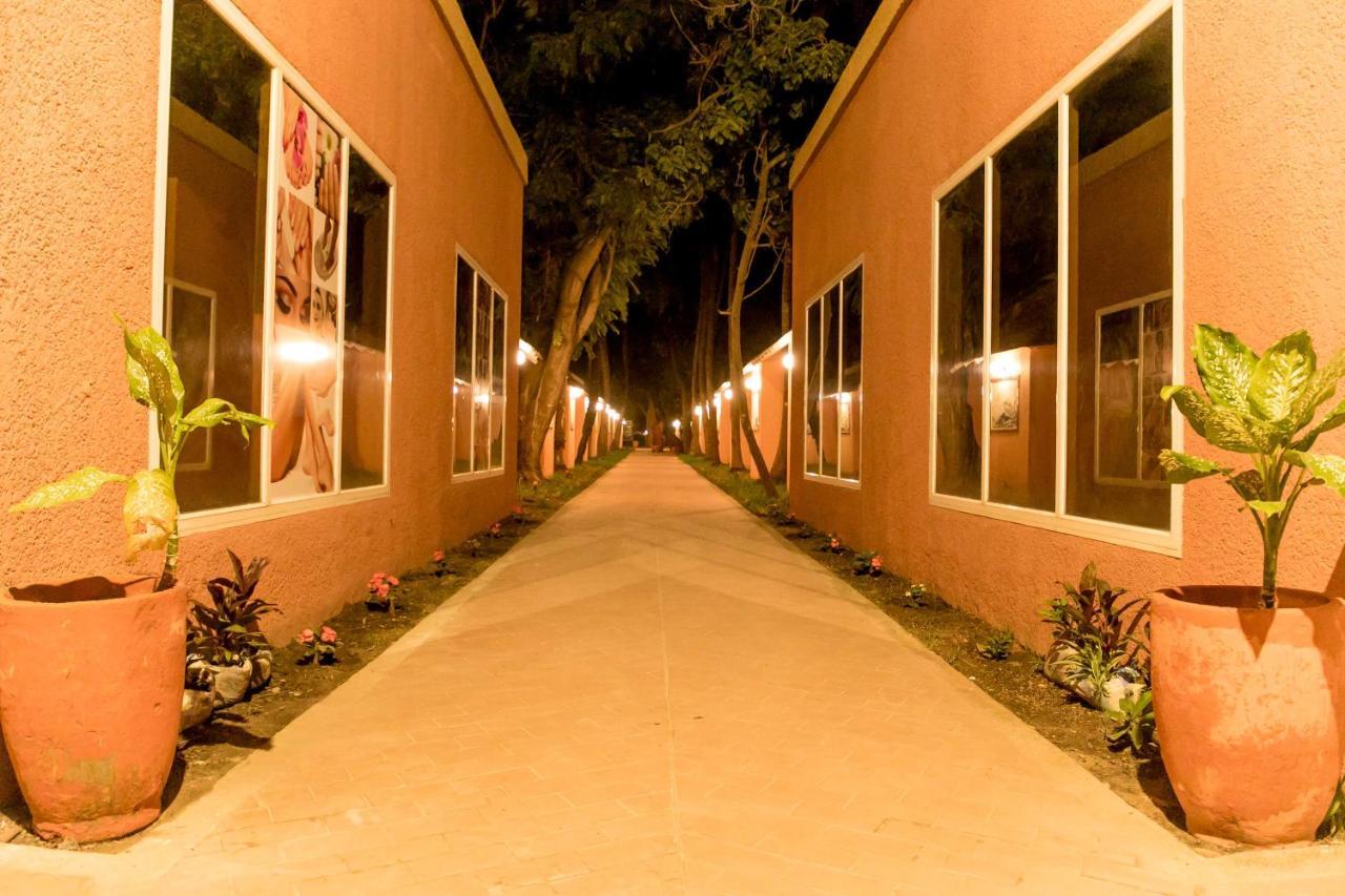 Tropic Garden Hotel Bakau Exterior foto